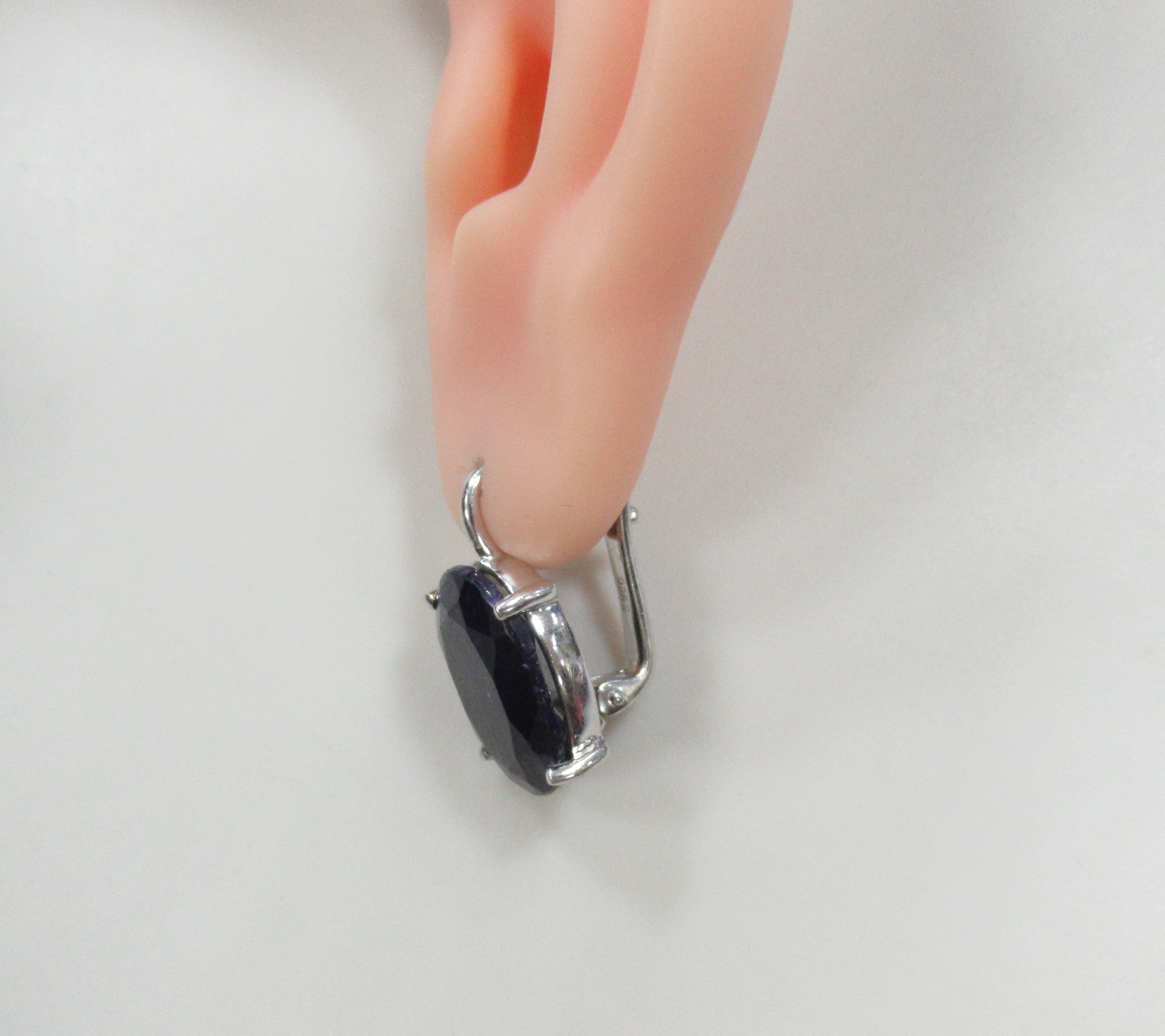 Серебряные серьги с корундами